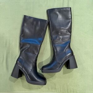 Knee high boots - size 10